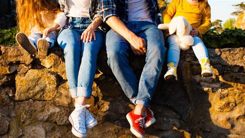 Μόδα για γονείς – τι πρέπει να υπάρχει στη ντουλάπα των μοντέρνων γονιών;