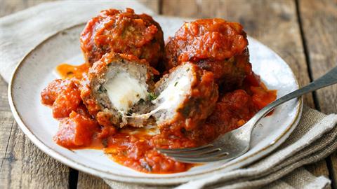 Βρέχει κεφτέδες: 3 συνταγές που όλοι θα σε παρακαλάνε να φτιάξεις