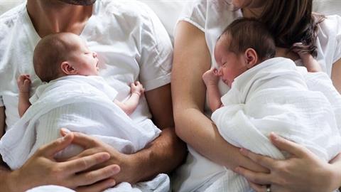 Όταν έκαναν δικό τους παιδί, επέστρεψαν τα δίδυμα που είχαν υιοθετήσει