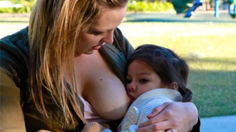 Παιδίατρος: «όσο πιο πολύ θηλάζει ένα μωρό, τόσο υψηλότερο IQ θα έχει στην εφηβεία»