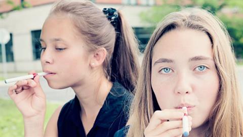 «Όταν είδα την 14χρονη κόρη μου να καπνίζει, έχασα τη γη κάτω από τα πόδια μου»