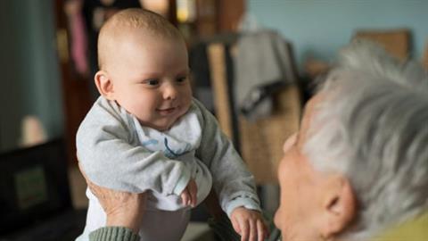 Το παράπονο μιας γιαγιάς: «δεν θέλω 3ο εγγόνι αν είναι να το μεγαλώσω πάλι εγώ»
