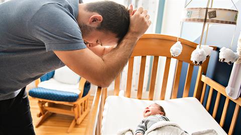 Νέος μπαμπάς εξηγεί γιατί δεν ξυπνάει τα βράδια για να φροντίσει το μωρό