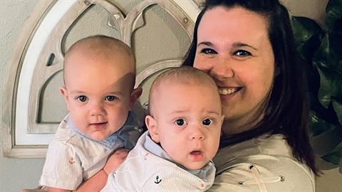 Έμεινε έγκυος 2 φορές μέσα σε 7 μέρες και γέννησε δίδυμα αγοράκια!