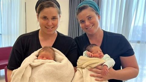 Πανομοιότυπες δίδυμες γέννησαν την ίδια μέρα αγοράκια!