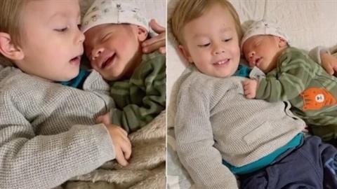 Νήπιο κοιμίζει κάθε βράδυ το νεογέννητο αδερφάκι του με παραμύθια και χάδια