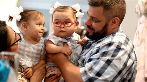 Προωράκι συναντά 1η φορά τη δίδυμη αδερφή του μετά από 19 μήνες στη ΜΕΘ!