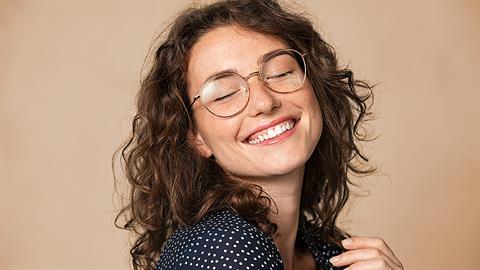 Συμπληρώστε την εμφάνισή σας με εντυπωσιακούς σκελετούς γυαλιών!