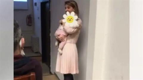 Λέκτορας του ΑΠΘ παίρνει αγκαλιά το μωρό φοιτήτριάς της για να το ηρεμήσει