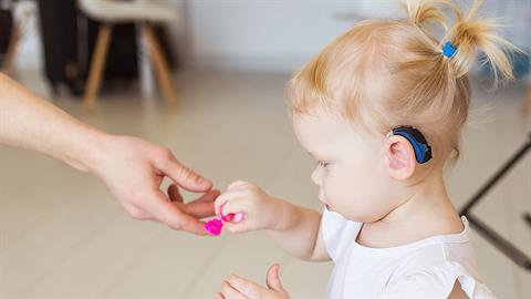 «Δεν καλούν το 3χρονο κοριτσάκι μου στα παιδικά πάρτι γιατί είναι κωφό»