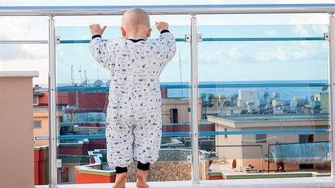 Μωρό σώθηκε από θαύμα: έπεσε από μπαλκόνι και προσγειώθηκε στην πλάτη περαστικού!