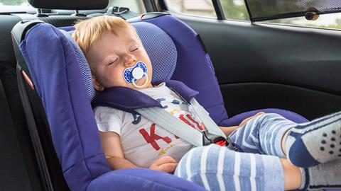 Μωράκι 18 μηνών πέθανε από τη ζέστη - το ξέχασε ο μπαμπάς του στο αυτοκίνητο