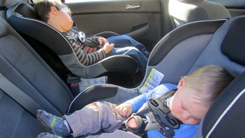 Κλείδωσαν τα παιδιά τους στο αμάξι με κλειστά παράθυρα και πήγαν για σουβλάκια!