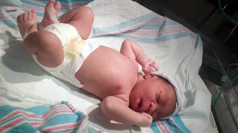 Δεν πρόλαβε να φτάσει στο μαιευτήριο και την ξεγέννησε αστυνομικός σε βενζινάδικο!