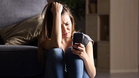 Όχι, δεν είναι «απλώς μια φάση»: 5 ανησυχητικές συμπεριφορές της εφηβείας