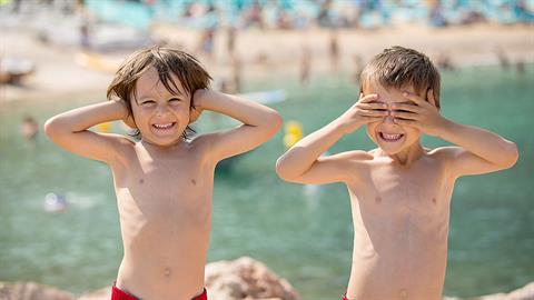 «Θέλω να χαρίσω στα αγόρια μου τα ανέμελα καλοκαίρια που δεν έζησα ποτέ ως παιδί»