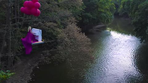 Μαγευτικό βίντεο με ιπτάμενη πιανίστρια πάνω από την Κοιλάδα των Τεμπών 