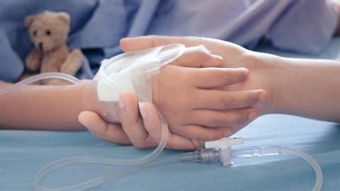 6χρονη έπεσε στο κενό μεταξύ τρένου και αποβάθρας στο Μοναστηράκι