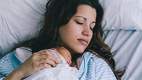 Ο λόγος που ΠΡΕΠΕΙ να ξεκουράζεσαι μετά τον τοκετό και που αγνοούν όλοι