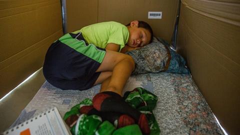 «Ο γιος μου κοιμάται σε χαρτόκουτο επειδή το προτιμά από το κρεβάτι του!»