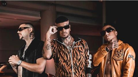 Όσο δαιμονοποιούμε την τραπ μουσική, τόσο σπρώχνουμε τα παιδιά να την ακούν