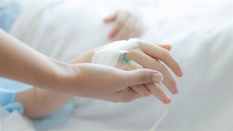 Στην εντατική 6χρονη που παραλίγο να πνιγεί στη θάλασσα - κατάπιε πολύ νερό