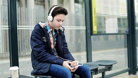 Παιδιά 12 και 14 ετών λήστεψαν 15χρονο σε στάση λεωφορείου