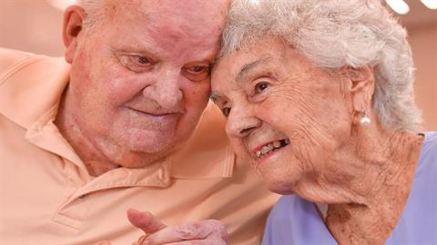 «Είμαστε πολύ καλοί φίλοι»: το μυστικό ενός ζευγαριού που είναι μαζί 74 χρόνια