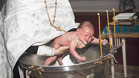 Παραλίγο τραγωδία σε βάφτιση: γιατρός έσωσε μωρό που έχασε τις αισθήσεις του