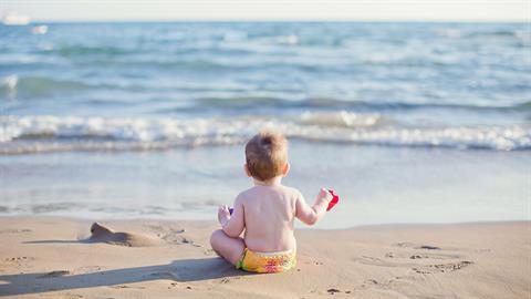 Ηρωίδα αστυνομικός έσωσε μωρό από βέβαιο πνιγμό σε παραλία της Κρήτης