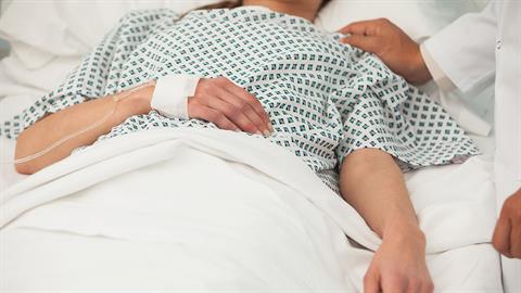 Σε κρίσιμη κατάσταση στη ΜΕΘ 40χρονη μετά τον τοκετό - υπέστη αλλεργικό σοκ