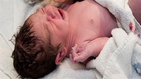 Μαμά γέννησε το «βιαστικό» μωράκι της μέσα σε λεωφορείο του ΚΤΕΛ Κέρκυρας!