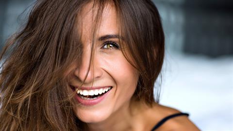 «Οι ωραίοι άνθρωποι χαμογελούν με τα μάτια, με τα χείλη, με όλη τους την ψυχή»