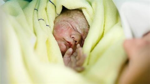 31χρονη δεν πρόλαβε να φτάσει στο μαιευτήριο και γέννησε μέσα στο αυτοκίνητο!