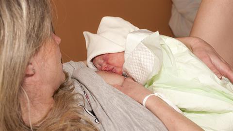 Μπαμπάς ξεγέννησε τη γυναίκα του στο αμάξι μπροστά στα δυο παιδιά τους!