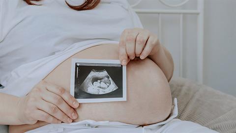 Παιδί και στα 54 μέσω εξωσωματικής προβλέπει ο νέος νόμος