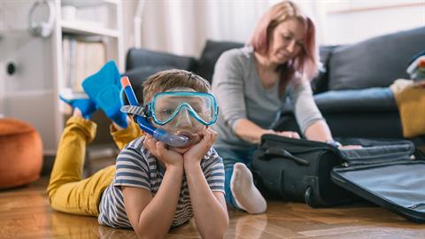 Το αόρατο βάρος των διακοπών για τις μαμάδες