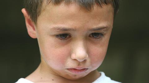 Ο γιος μας φοβάται μην τον εγκαταλείψουμε - είναι υιοθετημένος αλλά δεν το ξέρει