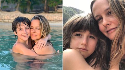 «Κοιμάμαι αγκαλιά με τον 11χρονο γιο μου - θα σταματήσω μόνο αν μου το ζητήσει»