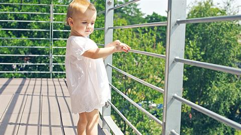 3χρονη έπεσε από τον 7ο όροφο και σκοτώθηκε - γλίστρησε ενώ έπαιζε στο μπαλκόνι