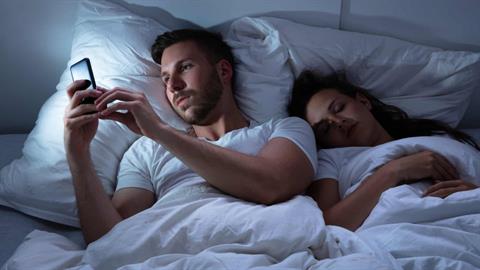 Ο άντρας μου φλερτάρει με άλλες στο Facebook και δεν ξέρω πώς να τον σταματήσω