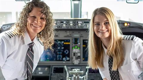 Μαμά και κόρη πιλοτάρουν μαζί και σκίζουν τους αιθέρες!