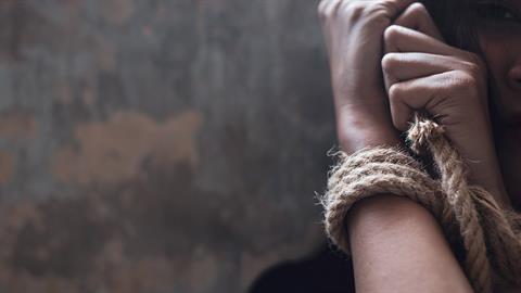 Γενναία 12χρονη έκοψε με τα δόντια τα δεσμά της και ξέφυγε από τον απαγωγέα της