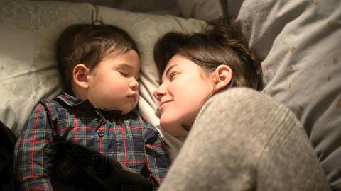 «Δεν κακομαθαίνουμε τα παιδιά όταν ξαπλώνουμε δίπλα τους μέχρι να αποκοιμηθούν»