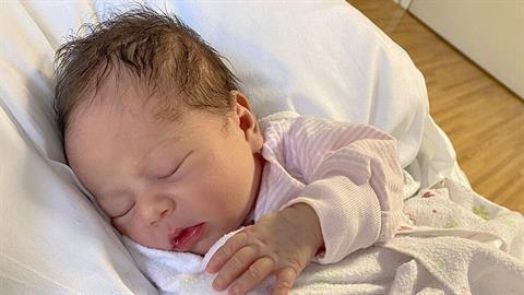 «Βρέθηκα στο σωστό μέρος, τη σωστή στιγμή»: νοσοκόμα ξεγεννά μαμά σε πάρκινγκ