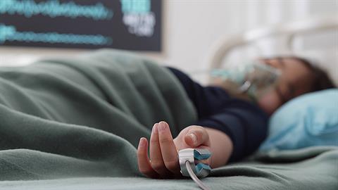 Σε κρίσιμη κατάσταση 17χρονη που έπεσε από μπαλκόνι 4ου ορόφου