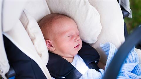 Βρέφος 3 μηνών πέθανε από τη ζέστη - το ξέχασαν οι γονείς του στο αυτοκίνητο