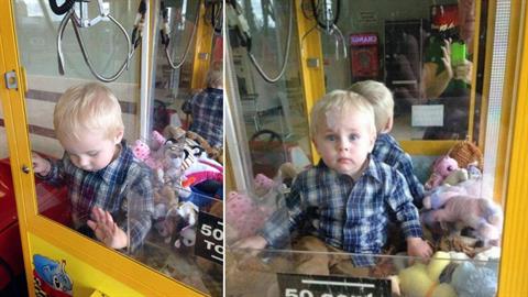 2χρονος παγιδεύτηκε σε αυτόματο μηχάνημα παιχνιδιών!