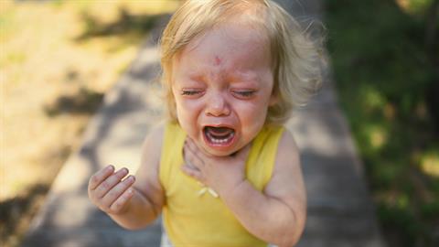 «Στην άγνωστη που με παρηγόρησε όταν η 3χρονη κόρη μου ξέσπασε στη μέση του δρόμου»