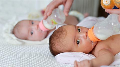 Διπλή… ευτυχία: γιατί είναι υπέροχο να είσαι μαμά διδύμων